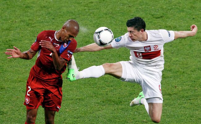 Robert Lewandowski tackles Theodor Gebre Selassie