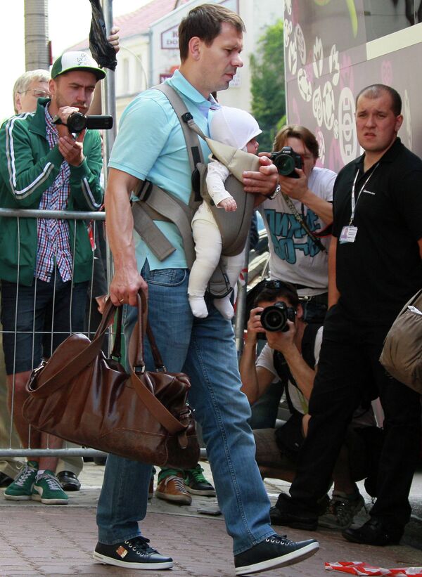 Константин Зырянов с дочкой Полиной выходит из отеля Бристоль в Варшаве.