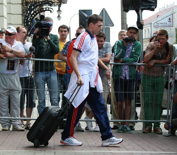 Игорь Семшов выходит из отеля Бристоль в Варшаве.