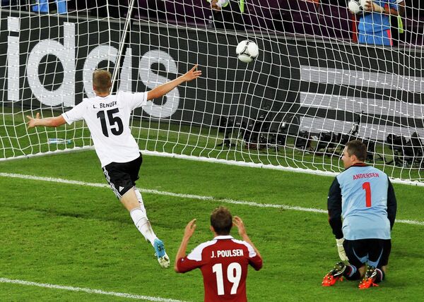 Игровой момент матча Германия - Дания