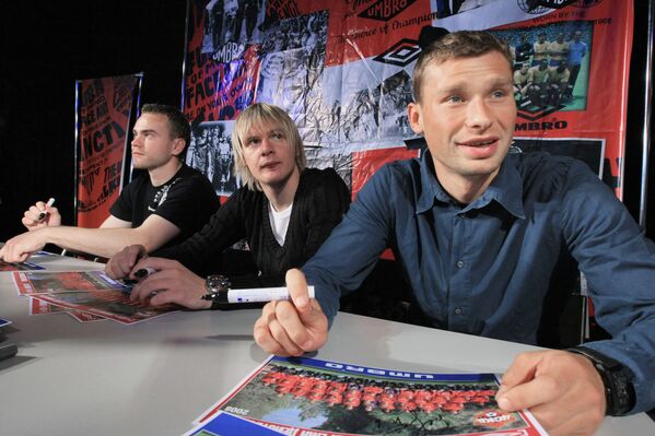 Игроки ЦСКА Игорь Акинфеев (слева), Милош Красич (в центре) и Алексей Березуцкий (справа) дают автографы поклонникам