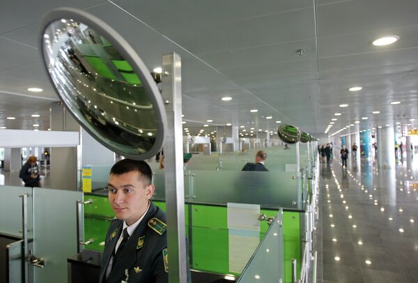Пограничник в аэропорте Борисполь в Киеве