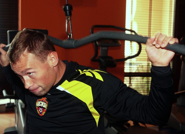 Защитник профессионального футбольного клуба ЦСКА Василий Березуцкий Защитник профессионального футбольного клуба ЦСКА Василий Березуцкий