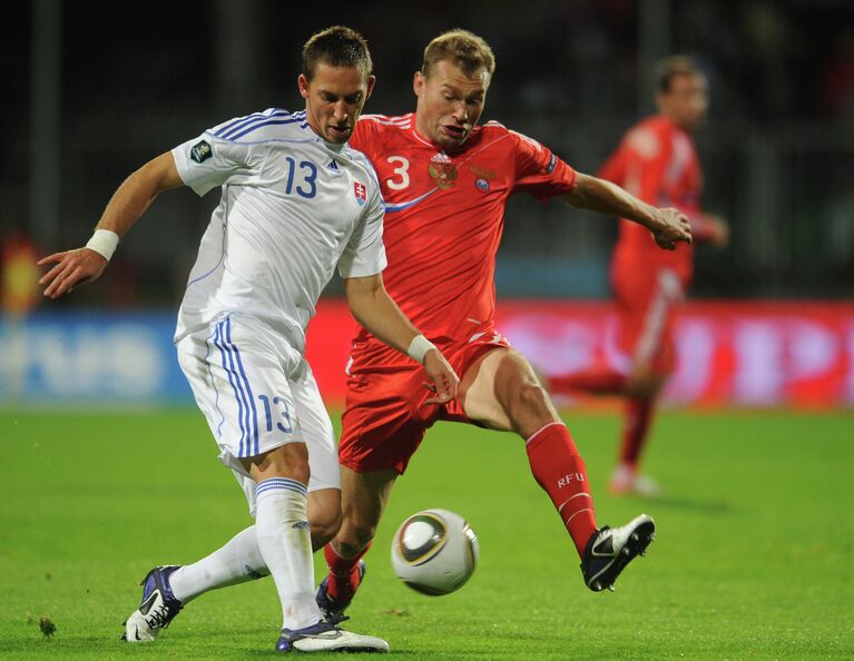 Игрок сборной Словакии Филип Голошко и игрок сборной России Василий Березуцкий Игрок сборной Словакии Филип Голошко и игрок сборной России Василий Березуцкий