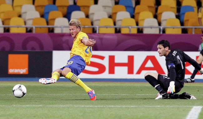 Ola Toivonen (left) fails to score