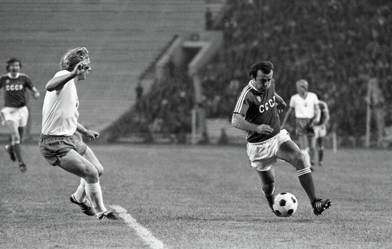 Рамаз Шенгелия во время встречи сборной СССР и тбилисского Динамо (1979).