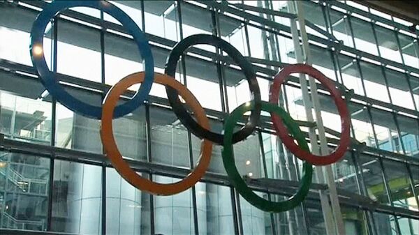 Гигантские олимпийские кольца украсили лондонский аэропорт Хитроу