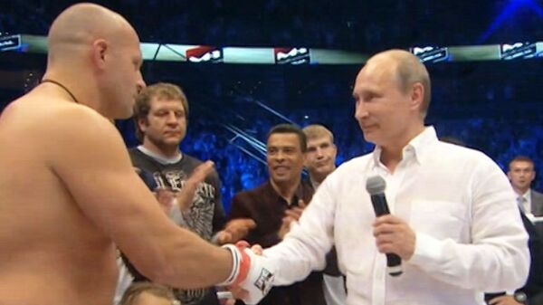 Путин пожал руку Емельяненко за победу над Хиззо