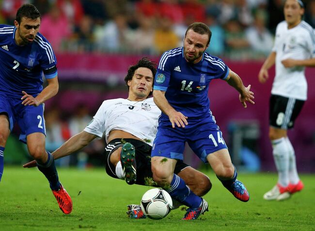 Mats Hummels tackles Dimitris Salpingidis