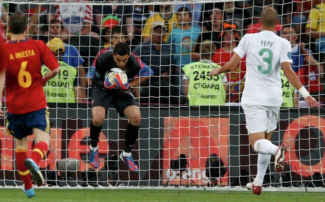 Rui Patricio (center) makes a save