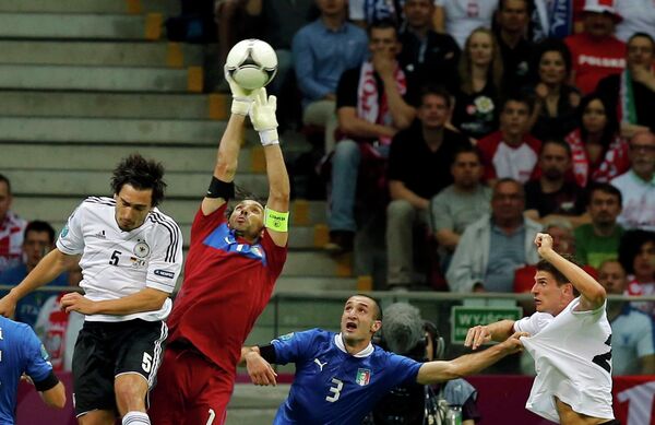 Игровой момент матча сборных Германии и Италии