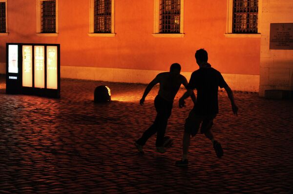 Болельщики сборной Польши играют в футбол на Замковой площади в Варшаве