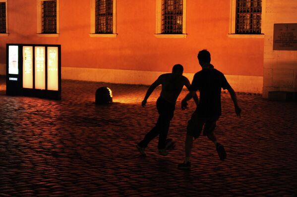 Болельщики сборной Польши играют в футбол на Замковой площади в Варшаве