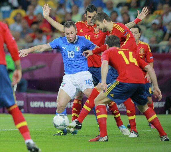 Антонио Кассано (в центре) в окружении игроков сборной Испании