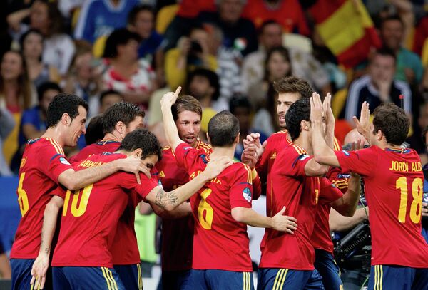 Игроки сборной Испании радуются голу