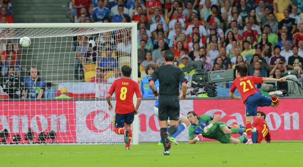 Давид Сильва (справа) забивает гол в финальном матче Евро 2012
