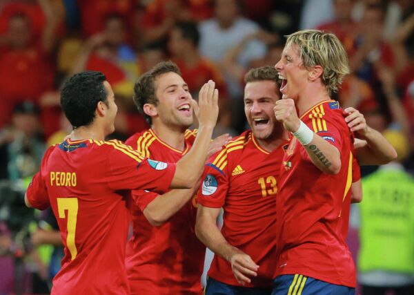 Игроки сборной Испании радуются забитому голу