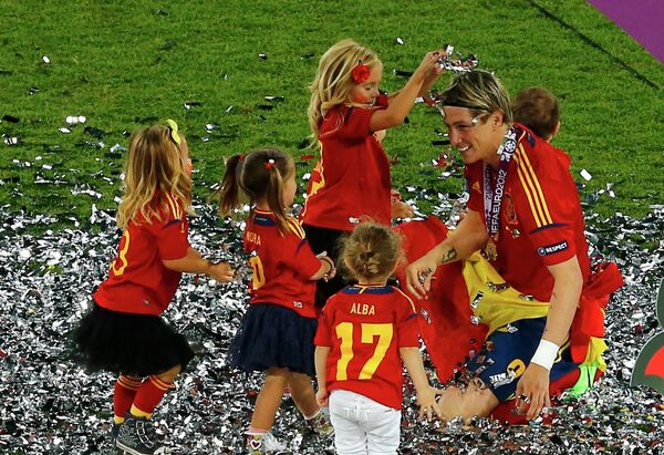 Фернандо Торрес на поле с детьми празднует победу в финале Евро-2012