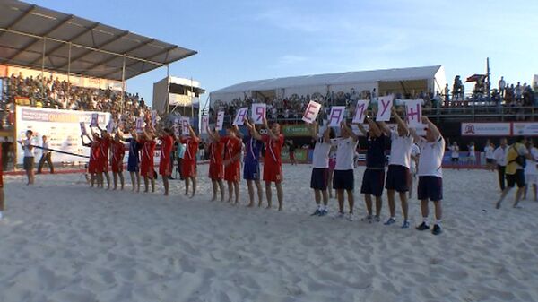 Футболист-пляжник позвал девушку замуж после поражения в матче с испанцами