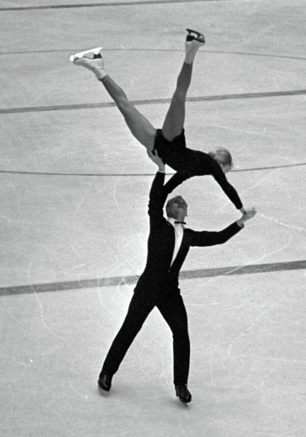 Советские фигуристы Людмила Белоусова и Олег Протопопов выступают на IX зимних Олимпийских играх в Инсбруке