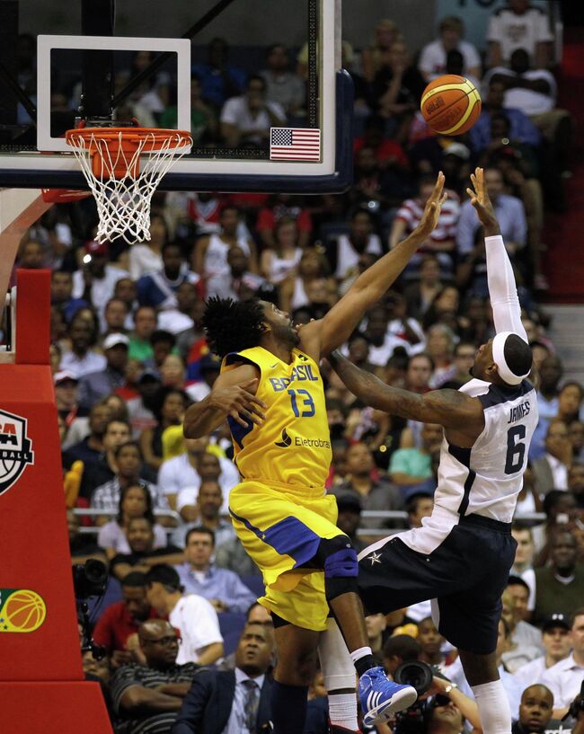 Игровой момент матча США - Бразилия по баскетболу