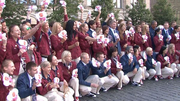 Олимпийцам подарили чебурашек в Кремле перед поездкой в Лондон