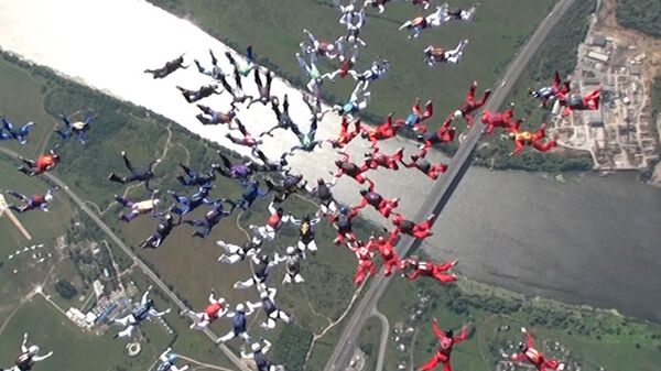 Парашютисты установили рекорд мира, создав в небе цветок из 88 человек