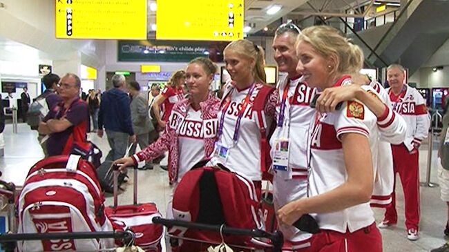 Российских волейболистов встретили в аэропорту Лондона аплодисментами