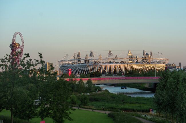 Вид на главный олимпийский стадион и олимпийский парк в Лондоне.