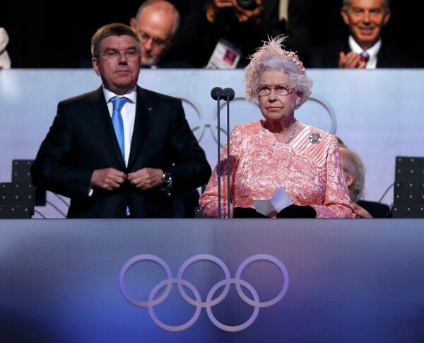 Королева Великобритании Елизавета II произносит официальную речь во время церемонии открытия Игр