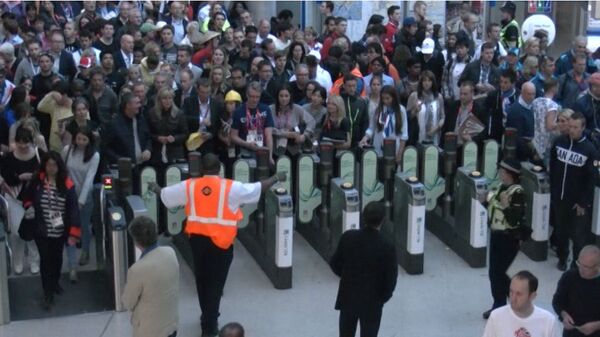 Потоки пассажиров заполняли лондонское метро после открытия Игр-2012