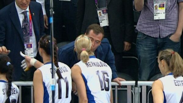 Медведев расцеловал российских волейболисток после их победы на Олимпиаде