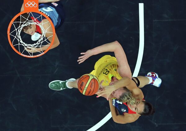 Игровой момент матча Австралия - Великобритания на баскетбольном турнире на ОИ