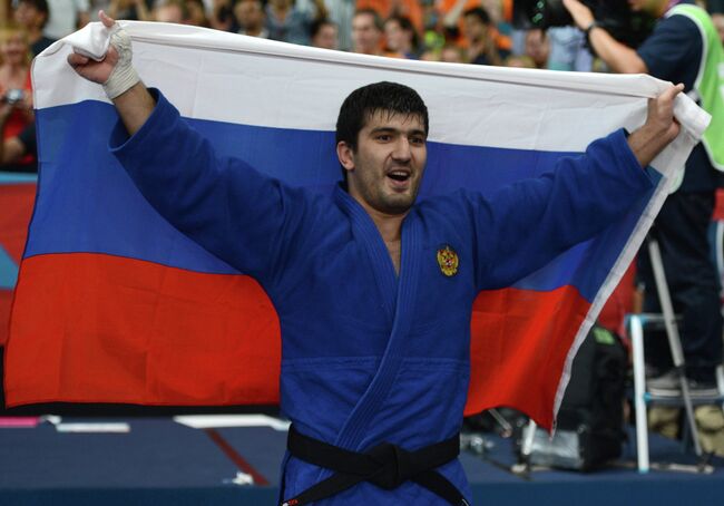 Россиянин Тагир Хайбулаев, занявший первое место в финальных соревнованиях по дзюдо среди мужчин в категории до 100 кг на Олимпийских играх 2012 года в Лондоне