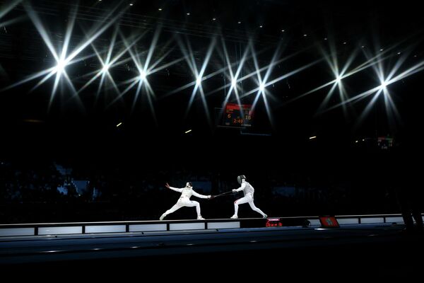 Инна Дериглазова из России и Арианна Эрриго из Италии в финале командного турнира рапиристок на Олимпийских играх в Лондоне, 2 августа 2012