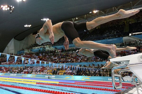 Майкл Фелпс из США стартует на дистанции 200 м комплексным плаванием