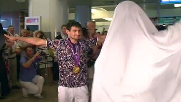 Олимпийские чемпионы по дзюдо танцуют лезгинку в аэропорту Шереметьево