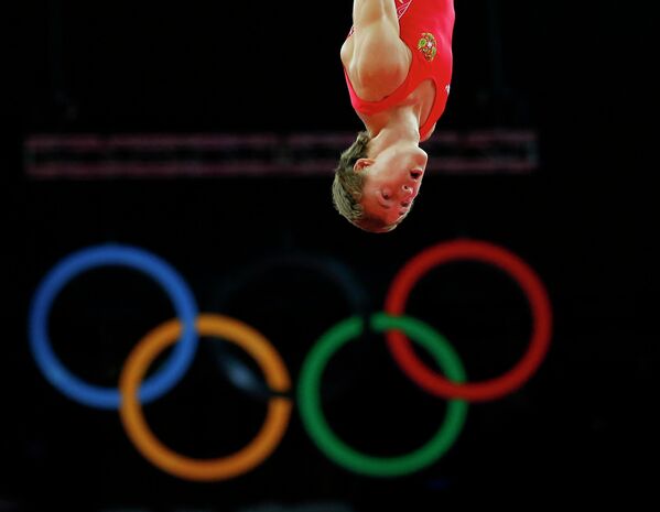 Россиянин Дмитрий Ушаков участвует в соревнованиях по прыжкам на батуте 