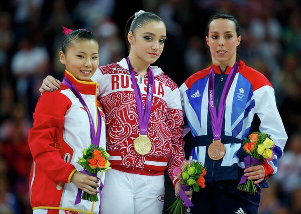 Хэ Кэсинь, Алия Мустафина, Элизабет Твиддл на церемонии награждения