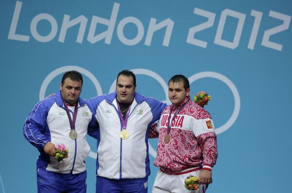 Слева направо:  Саджад Ануширавани (серебряная медаль), Бехдад Салими (золотая медаль) и Руслан Албегов.
