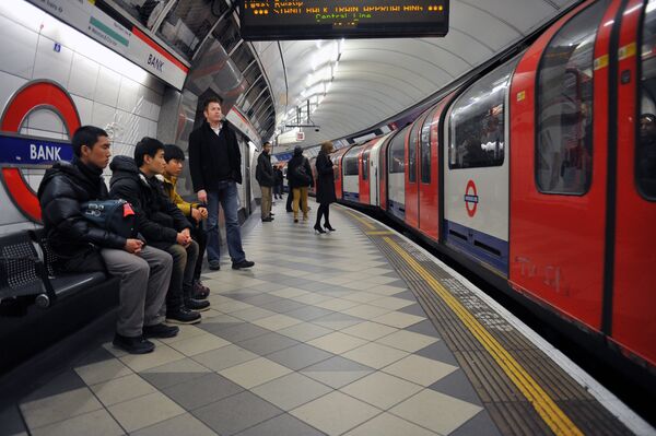 Пассажиры на станции лондонского метро