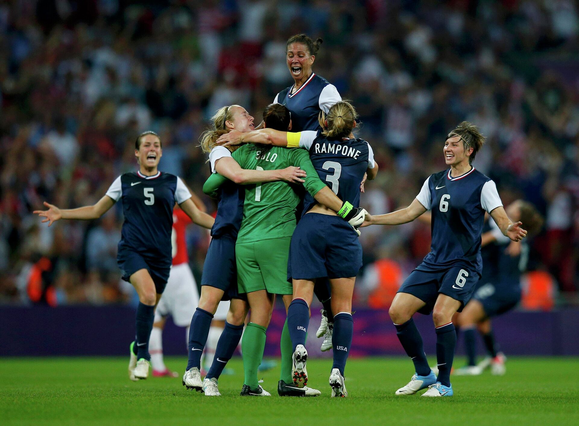 Olympic football. Олимпиада 2012 футбол. Сборная США женщины футбол олимпиада 2012. Сборная США 2016 женская по футболу. Сборная США 2016 футбол.