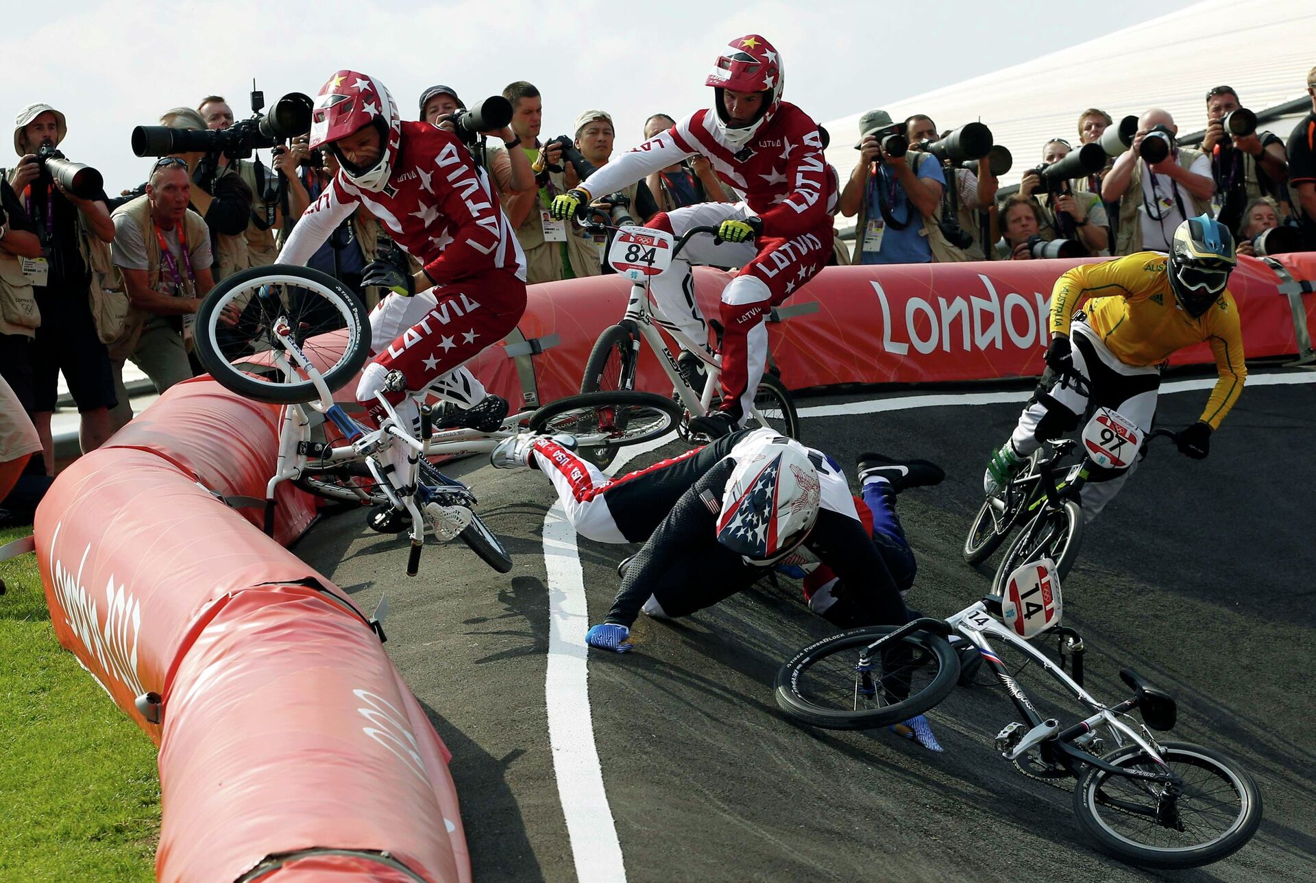 Травмоопасный спорт. BMX олимпиада. BMX гонки олимпиада. Спорт BMX В Олимпийских играх.