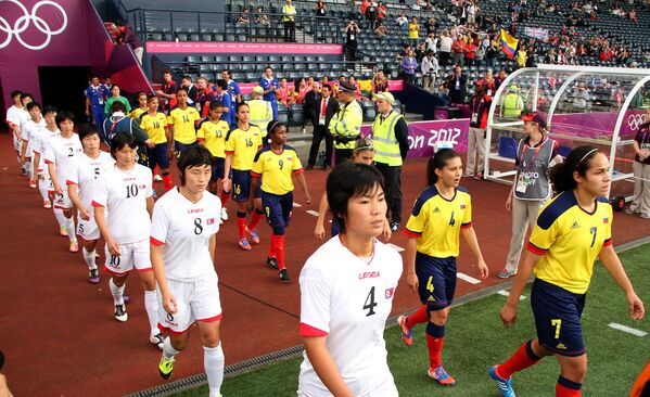 Женские сборные по футболу КНДР и Колумбии перед началом матча
