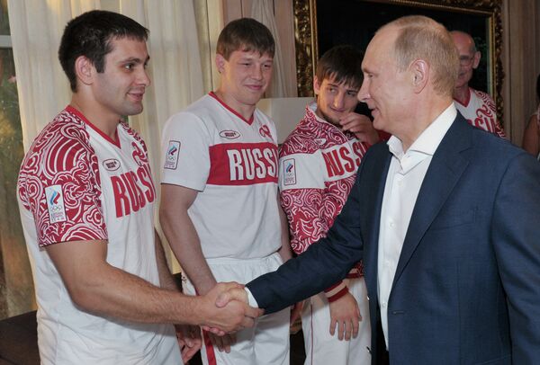 Владимир Путин (справа) и Кирилл Денисов, Иван Нифонтов и Муса Могушков (слева направо)