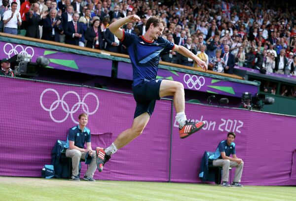 Энди Маррей радуется победе над Роджером Федерором в финале олимпийского турнира по теннису