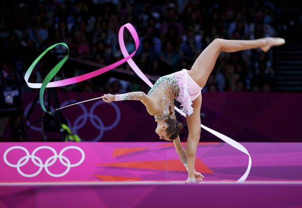 Евгения Канаева участвует в соревнованиях в индивидуальном многоборье по художественной гимнастике