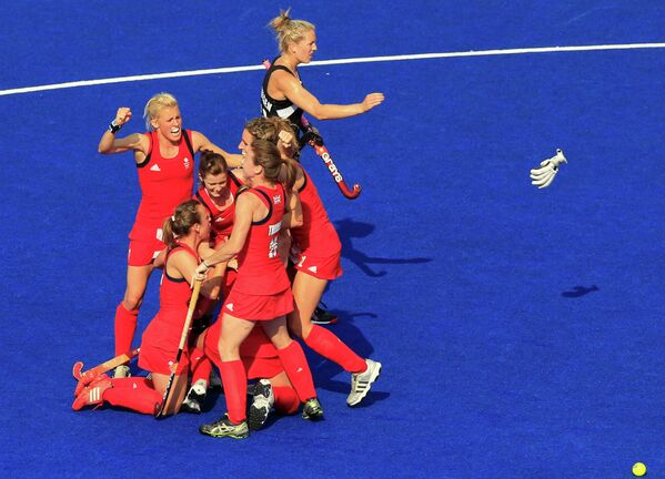 Хоккеистки сборной Новой Зеландии в матче за бронзу против женской сборной Великобритании по хоккею на траве