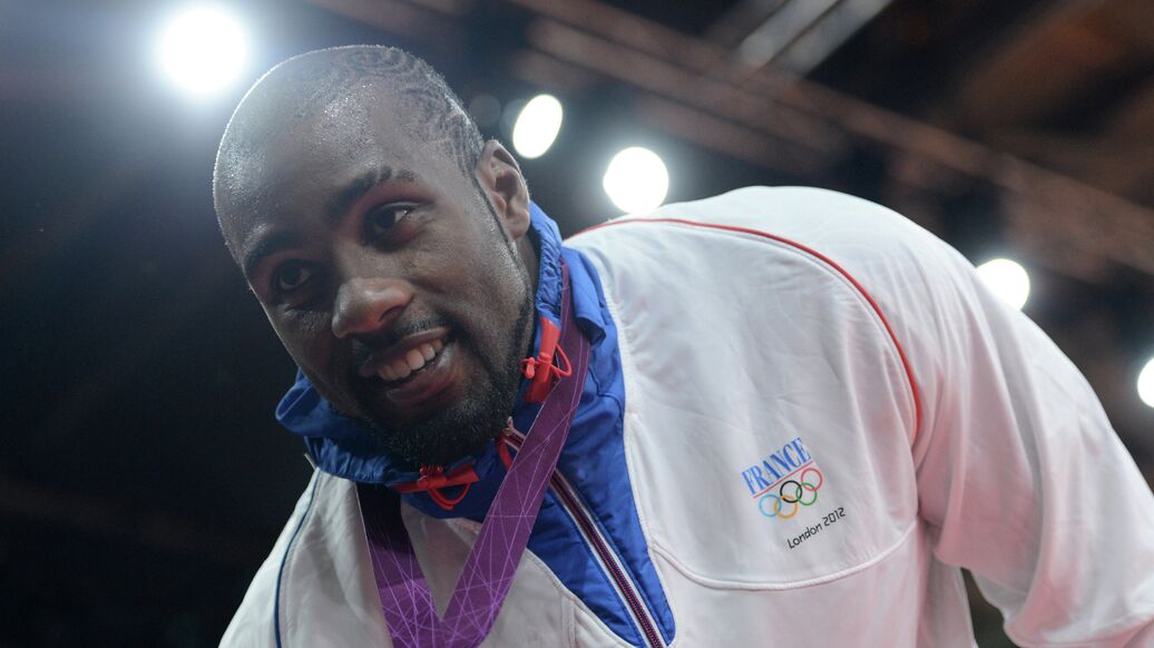 Ринер с улыбкой наградил Тасоева золотой медалью чемпионата мира по дзюдо