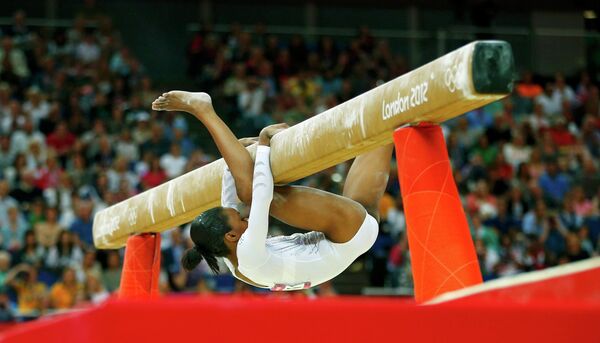 Американская гимнастка Габриэль Дуглас выполняет упражнения на бревне 